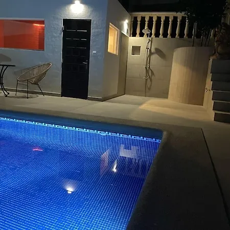 Leon 12pax, Pool, 5 Min Вилла *